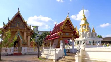 Khon Kaen bölgesi Isan Tayland 06. Kasım 2018 Wat Klang beyaz Budist tapınakları altın kubbe ve mavi gökyüzü ile Khon Kaen Bölgesi Khon Kaen Eyaleti Isan Kuzeydoğu Tayland.