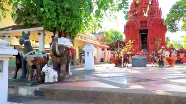 Khon Kaen bölgesi Isan Tayland 06. Kasım 2018 San Chao Pho Mahesak Güneydoğu Asya 'da Khon Kaen Bölgesi İsan Kuzeydoğu Tayland' daki kırmızı tapınak..