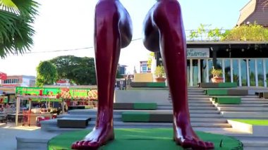 Khon Kaen bölgesi Isan Tayland 06. Kasım 2018 Khon Kaen Isan Kuzeydoğu Tayland 'daki Ton Tann Yeşil Market Tayland gece parkında tuhaf heykel bacakları ve başı.