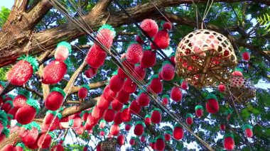 Ton Tann Green Market Tayland sokak yiyecek parkı ve tropikal ağaç süsleme lambaları Khon Kaen İlçesi 'nde Çilek Ananas Tarzı Khon Kaen Bölgesi, Tayland' ın kuzeydoğu bölgesinde..