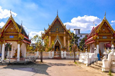 Khon Kaen bölgesi Isan Tayland 06. Kasım 2018 Wat Klang beyaz Budist tapınakları ve Khon Kaen Bölgesi 'nde mavi gökyüzü Güneydoğu Asya' nın Isan Kuzeydoğu Tayland.