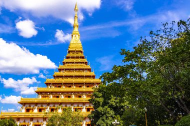Khon Kaen bölgesi Isan Tayland 06. Kasım 2018 Phra Mahathat Kaen Nakhon pagoda stil Budist tapınağı ve Wat Nong Waeng altın tapınakları ve mavi gökyüzü Khon Kaen Isan Tayland.