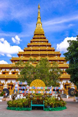 Khon Kaen bölgesi Isan Tayland 06. Kasım 2018 Phra Mahathat Kaen Nakhon altın pagoda stili Budist tapınağı ve Wat Nong Waeng Khon Kaen Isan Tayland 'daki tabela levhası..