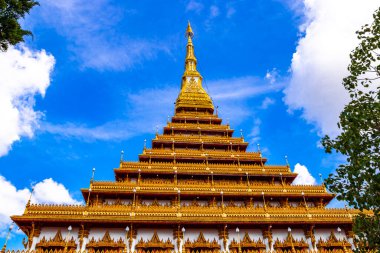 Khon Kaen bölgesi Isan Tayland 06. Kasım 2018 Phra Mahathat Kaen Nakhon pagoda stil Budist tapınağı ve Wat Nong Waeng altın tapınakları ve mavi gökyüzü Khon Kaen Isan Tayland.