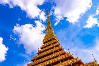 Khon Kaen bölgesi Isan Tayland 06. Kasım 2018 Phra Mahathat Kaen Nakhon pagoda stil Budist tapınağı ve Wat Nong Waeng altın tapınakları ve mavi gökyüzü Khon Kaen Isan Tayland.