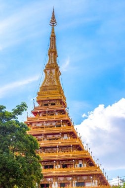 Khon Kaen bölgesi Isan Tayland 06. Kasım 2018 Phra Mahathat Kaen Nakhon pagoda stil Budist tapınağı ve Wat Nong Waeng altın tapınakları ve mavi gökyüzü Khon Kaen Isan Tayland.