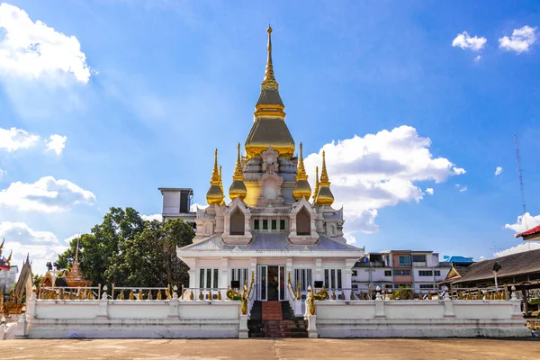 Khon Kaen bölgesi Isan Tayland 06. Kasım 2018 Wat Klang beyaz Budist tapınakları altın kubbe ve mavi gökyüzü ile Khon Kaen Bölgesi Khon Kaen Eyaleti Isan Kuzeydoğu Tayland.