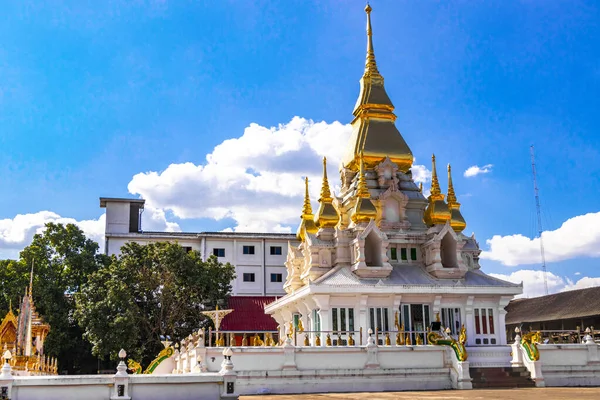 Khon Kaen bölgesi Isan Tayland 06. Kasım 2018 Wat Klang beyaz Budist tapınakları altın kubbe ve mavi gökyüzü ile Khon Kaen Bölgesi Khon Kaen Eyaleti Isan Kuzeydoğu Tayland.