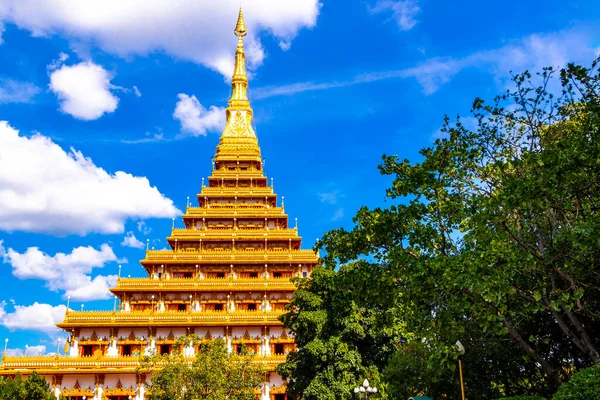 Khon Kaen bölgesi Isan Tayland 06. Kasım 2018 Phra Mahathat Kaen Nakhon pagoda stil Budist tapınağı ve Wat Nong Waeng altın tapınakları ve mavi gökyüzü Khon Kaen Isan Tayland.