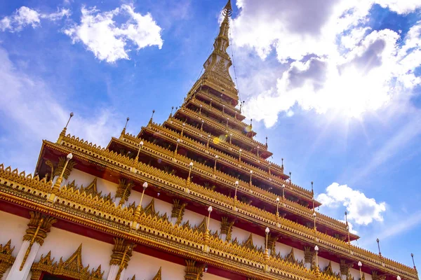 Khon Kaen bölgesi Isan Tayland 06. Kasım 2018 Phra Mahathat Kaen Nakhon pagoda stil Budist tapınağı ve Wat Nong Waeng altın tapınakları ve mavi gökyüzü Khon Kaen Isan Tayland.
