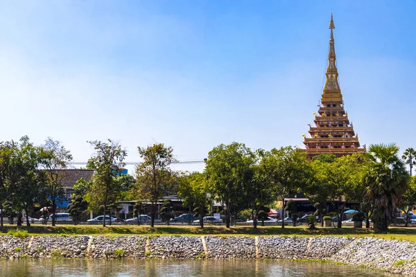 Khon Kaen Bölgesi Isan Tayland 03. Kasım 2018 Phra Mahathat Kaen Nakhon pagoda stil Budist tapınağı ve Kaen Nakhon Gölü Khon Kaen Eyaleti Isan Kuzeydoğu Tayland.