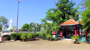 Khon Kaen Eyaleti Isan Tayland 03. Kasım 2018 Guan Yin Koruyucu Tanrıça heykeli Tayland Çin Kültür Merkezi Tapınağı Khon Kaen Bölgesi Isan Tayland kapısı.