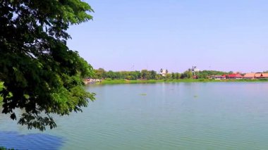 Kaen Nakhon Gölü yeşil tropikal doğa yolu ve mavi gökyüzü manzaralı Bueng Kaen Nakhon Halk Parkı Reservoir Khon Kaen Eyaleti Isan Kuzeydoğu Tayland.