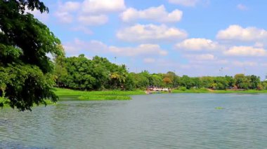 Kaen Nakhon Gölü yeşil tropikal doğa yolu ve mavi gökyüzü manzaralı Bueng Kaen Nakhon Halk Parkı Reservoir Khon Kaen Eyaleti Isan Kuzeydoğu Tayland.