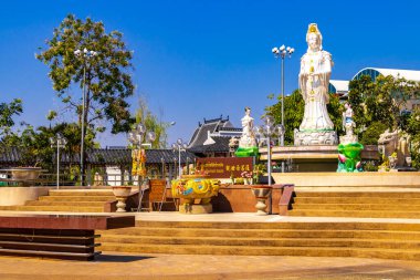 Khon Kaen Eyaleti Isan Tayland 03. Kasım 2018 Guan Yin Koruyucu Tanrıça heykeli Tayland Çin Kültür Merkezi Tapınağı Khon Kaen Bölgesi Isan Tayland kapısı.