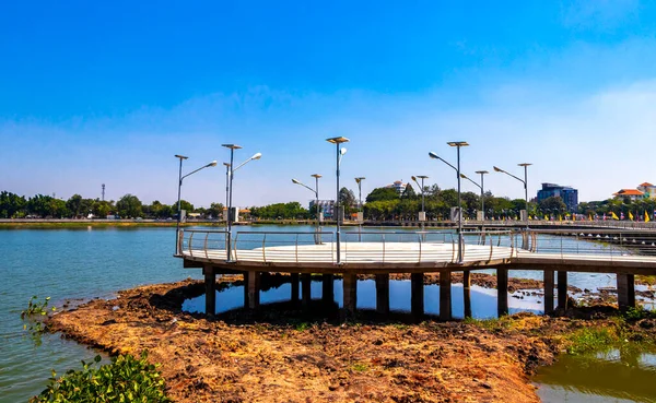 Kaen Nakhon Gölü, yeşil tropikal doğa yolu ve mavi gökyüzü ile Khon Kaen Bölgesi 'ndeki Bueng Kaen Nakhon Halk Parkı Barajı' nda..