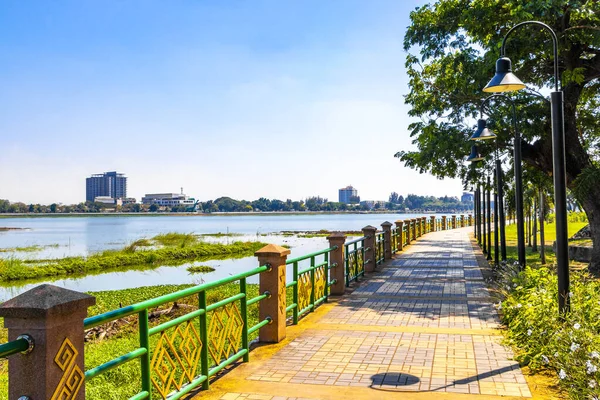 Kaen Nakhon Gölü, yeşil tropikal doğa yolu ve mavi gökyüzü ile Khon Kaen Bölgesi 'ndeki Bueng Kaen Nakhon Halk Parkı Barajı' nda..