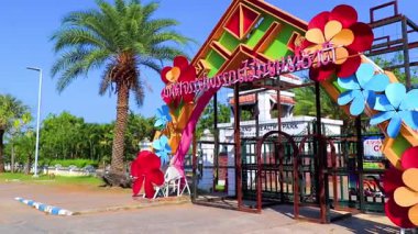 Khon Kaen Eyaleti Isan Tayland 05. Kasım 2018 Renkli giriş ve Güneydoğu Asya 'da Khon Kaen Kuzeydoğu Tayland' daki Bueng Thung Sang Sağlık Bahçesi Parkı 'na hoş geldiniz..