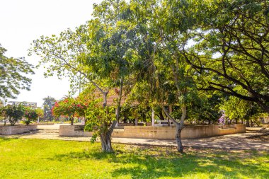 Güneydoğu Asya 'da, Khon Kaen Bölgesi Khon Kaen Bölgesi' nde bulunan Bueng Kaen Nakhon Halk Parkı rezervuarı ve gölü tropikal doğa ormanı ve kıyı şeridini izler..