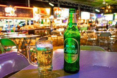 Khon Kaen Eyaleti Isan Tayland 06. Kasım 2018 Tay Chang bira şişesi ve buzlu cam gece pazarı Khon Kaen Bölgesi Khon Kaen Bölgesi Isan Kuzeydoğu Tayland, Güneydoğu Asya.