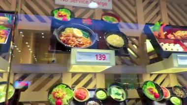 Khon Kaen Eyaleti Isan Tayland 04. Kasım 2018 Central Plaza alışveriş merkezi. İç lokanta vitrininde Khon Kaen Isan Kuzeydoğu Tayland 'da plastik tabaklar var..