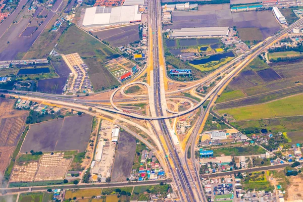 Bangkok Tayland 08. Kasım 2018 Havaalanı üzerindeki uçuş, Don Mueang Bangkok Merkez Tayland 'da şehir merkezi gökyüzü bulutları ve mavi gökyüzü ufkundan panorama panoramik manzaralı..
