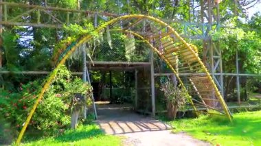 Khon Kaen Bölgesi 'ndeki Bueng Thung Sang Sağlık Bahçesi Parkı' nın içinde tropikal orman ve doğa ile birlikte metal giriş kapısı olan büyük kafes..