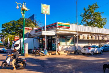 Khon Kaen Eyaleti Isan Tayland 04. Kasım 2018 'de Güneydoğu Asya' da Khon Kaen Isan Kuzeydoğu Tayland 'da markalı logo ve giriş kapısı olan bir mağazaya gidiyoruz..