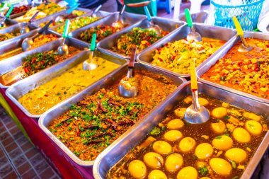 Güneydoğu Asya 'da Khon Kaen Bölgesi' ndeki Tayland sokak gıda pazarında çeşitli yemek ve yemekler sunuluyor..