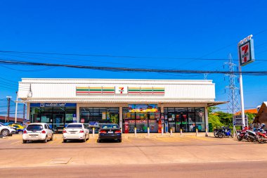 Khon Kaen Eyaleti Isan Tayland 01. Kasım 2018 'de Güneydoğu Asya' da Khon Kaen Isan Kuzeydoğu Tayland 'da markalı logo ve giriş kapısı olan bir mağazaya gidiyoruz..