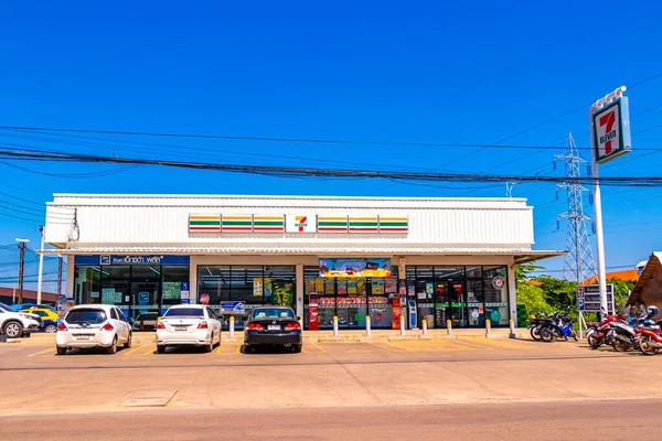 Khon Kaen Eyaleti Isan Tayland 01. Kasım 2018 'de Güneydoğu Asya' da Khon Kaen Isan Kuzeydoğu Tayland 'da markalı logo ve giriş kapısı olan bir mağazaya gidiyoruz..