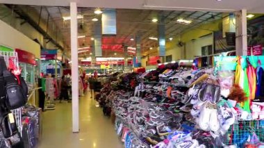 Khon Kaen Eyaleti Isan Tayland 02. Kasım 2018 Güneydoğu Asya 'daki Khon Kaen Kuzeydoğu Tayland' daki Pratunam Toptan Pazarı 'nda turist kumaşı mağazası..