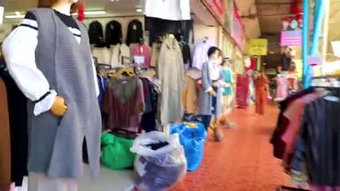 Khon Kaen Eyaleti Isan Tayland 02. Kasım 2018 Güneydoğu Asya 'daki Khon Kaen Kuzeydoğu Tayland' daki Pratunam Toptan Pazarı 'nda turist kumaşı mağazası..