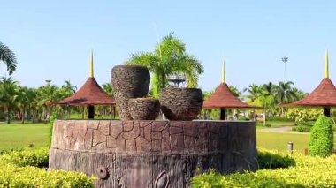 Khon Kaen Eyaleti Isan Tayland 05. Kasım 2018 Güneydoğu Asya 'da Khon Kaen Kuzeydoğu Tayland' daki Bueng Thung Sağlık Bahçesi Parkı 'nda güzel bir mermer çeşme..