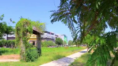 Khon Kaen Eyaleti Isan Tayland 04. Kasım 2018 Khon Khan şehir parkı tropikal doğa yürüyüşlü orman ve mavi gökyüzü ile Güneydoğu Asya 'da Khon Kaen Kuzeydoğu Tayland' da.