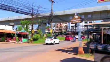 Khon Kaen Eyaleti Isan Tayland 01. Kasım 2018 Yoğun şehir hayatı. Tayland 'ın kuzeydoğusunda Khon Kaen İlçesi otoyol köprüsünde trafik sıkışıklığı yaşandı..