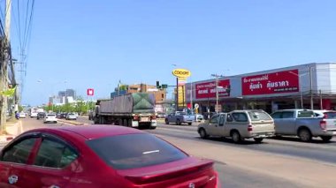 Khon Kaen Eyaleti Isan Tayland 01. Kasım 2018 Yoğun şehir hayatı. Tayland 'ın kuzeydoğusunda Khon Kaen İlçesi otoyol köprüsünde trafik sıkışıklığı yaşandı..