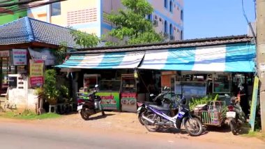 Khon Kaen Eyaleti Isan Tayland 01. Kasım 2018 Yoğun şehir hayatı insanları Khon Kaen İlçesi Isan Tayland 'da trafik sıkışıklığı, trafik sıkışıklığı, panorama manzarası..