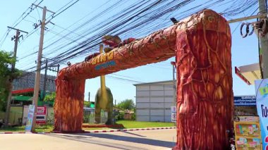 Khon Kaen Eyaleti Isan Tayland 02. Kasım 2018 Dino Su Parkı giriş kapısı otoparkı ve Güneydoğu Asya 'da Khon Kaen Bölgesi' nde dinozor heykeli.