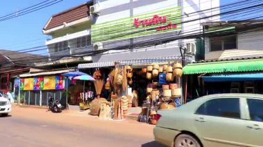 Khon Kaen Eyaleti Isan Tayland 01. Kasım 2018, Güneydoğu Asya 'da Khon Kaen Bölgesi' nde el yapımı sepet ve hediyelik eşya satan dükkanlar..