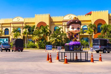 Khon Kaen Eyaleti Isan Tayland 02. Kasım 2018 Pratunam Toptan Piyasa Otoparkı Pembe Kraliçe Bebek heykeli ve Güneydoğu Asya 'da Khon Kaen Kuzeydoğu Tayland' da reklam.