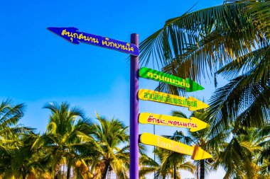 Khon Kaen Eyaleti Isan Tayland 05. Kasım 2018 Güneydoğu Asya 'da Khon Kaen Kuzeydoğu Tayland' daki Bueng Thung Sang Sağlık Bahçesi 'nde renkli ok işaretleri.