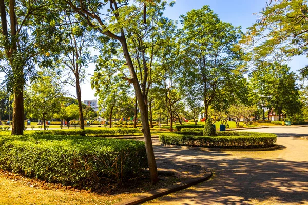 Khon Khan şehir parkı tropikal doğa yürüyüşlü orman ve mavi gökyüzü ile Khon Kaen Bölgesi Khon Kaen Eyaleti Isan Kuzeydoğu Tayland 'da.