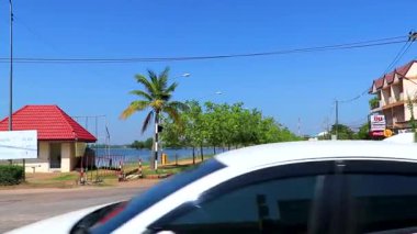 Khon Kaen Eyaleti Isan Tayland 01. Kasım 2018 şehir yolu şehir otomobilleri ve tropikal doğa Bueng Nong Khot park ve göl ile mavi gökyüzü ile Khon Kaen Kuzeydoğu Tayland Asya.