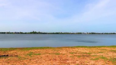 Bueng Nong Khot Parkı ve gölü tropikal doğa mavi gökyüzü ile Khon Kaen Bölgesi Khon Kaen Eyaleti Isan Kuzeydoğu Tayland, Güneydoğu Asya.