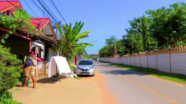 Khon Kaen Eyaleti Isan Tayland 01. Kasım 2018 Wat Si Sa kırmızı altın ve sarı Budist tapınak binası ve mavi gökyüzü ile Khon Kaen Kuzeydoğu Tayland ve Güneydoğu Asya 'da.