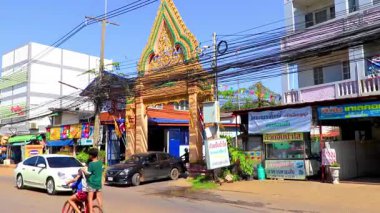 Khon Kaen Eyaleti Isan Tayland 01. Kasım 2018 Wat Wutharam kırmızı sarı Budist tapınağı girişi şehir caddesinde mavi gökyüzü ile Khon Kaen Kuzeydoğu Tayland Asya.