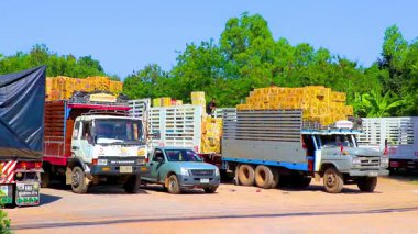 Khon Kaen Eyaleti Isan Tayland 01. Kasım 2018 Güneydoğu Asya 'da Khon Kaen Bölgesi Isan Kuzey Tayland' da Chiang Mai Tayland yolunda büyük renkli eski kamyonlar taşıma araçları.