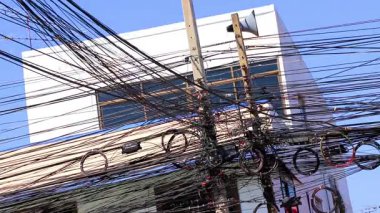 Khon Kaen Eyaleti Isan Tayland 01. Kasım 2018 Güneydoğu Asya 'da Khon Kaen Bölgesi' nde mavi gökyüzü ve güneş ışığı olan bir elektrik direğinde ekstrem kablo düzensizliği..