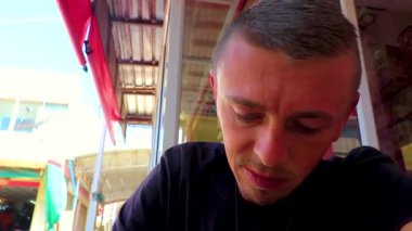 Yakışıklı bir adam, Güneydoğu Asya 'nın Khon Kaen İlçesi' ndeki Isan Kuzeydoğu Tayland 'da plastik bir torba için karpuz alıp yiyor..